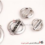 آرم نیسان جلو پنجره درب صندوق و روی فرمان