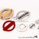 آرم نیسان جلو پنجره درب صندوق و روی فرمان