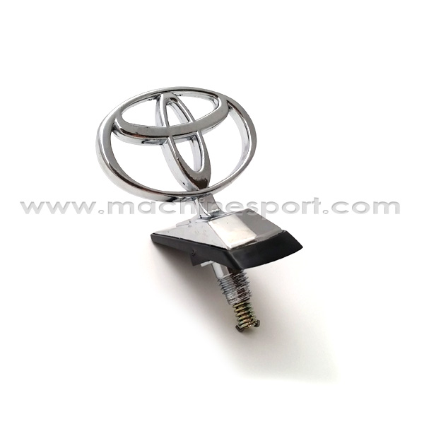آرم و لوگو تویوتا TOYOTA روی داشبورد خودرو