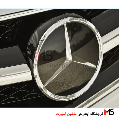 لوگو جلو پنجره مرسدس
